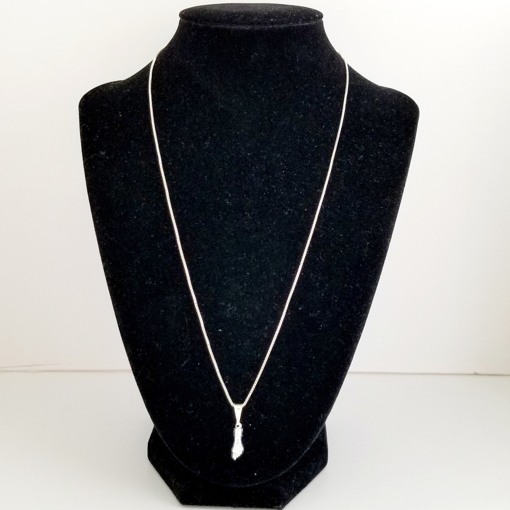 925 Sterling silver tiny figa hand necklace. New - Picture 2 of 6